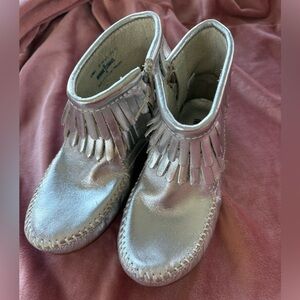 MINNETONKA silver moccasins - girls size 12